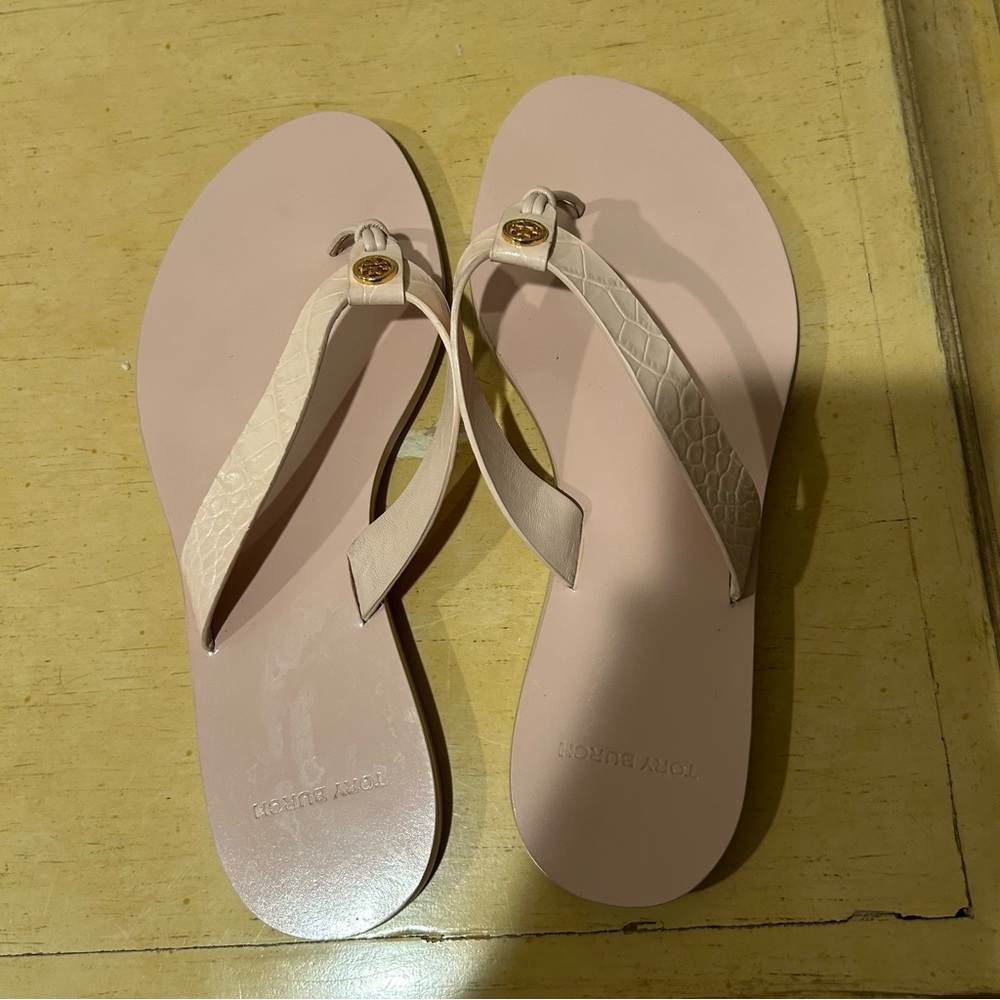 Tory Burch Manon shell light pink women’s flip flops in size 7